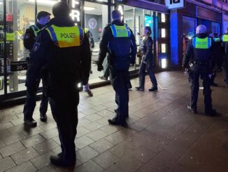 In Hamburg gibt es einen größeren Einsatz an einem Friseursalon.