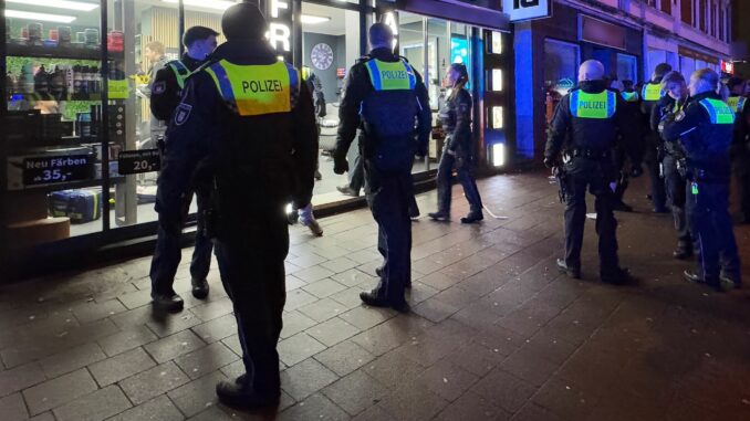 In Hamburg gibt es einen größeren Einsatz an einem Friseursalon. 