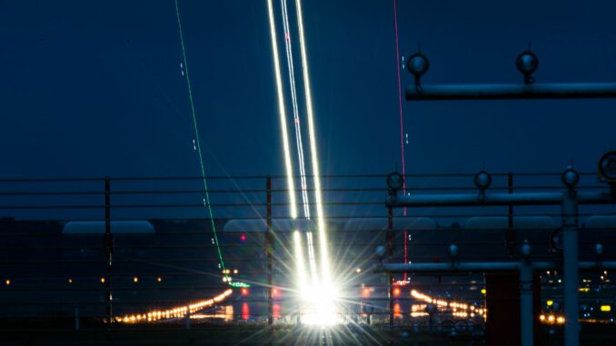 Fluglärmgegner wollen der zunehmenden Zahl verspäteter Nachtflüge am Airport Hamburg über eine Änderung der Betriebsgenehmigung einen Riegel vorschieben. (Archivbild) 