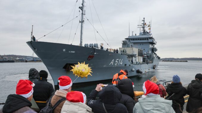 Der Tender «Werra» der Bundesmarine läuft in den Heimathafen Kiel ein.