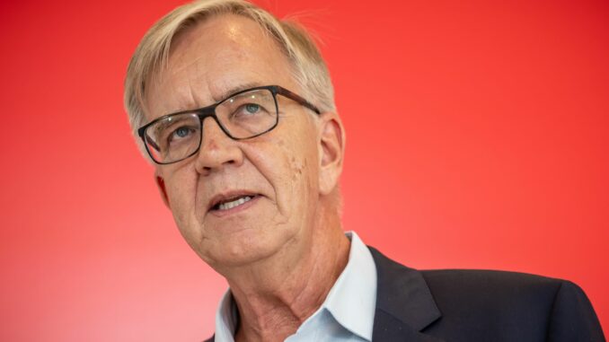 Für die «Mission Silberlocke» geht der Linken-Politiker Dietmar Bartsch ins Rennen um das Rostocker Direktmandat für den Bundestag (Archivbild).