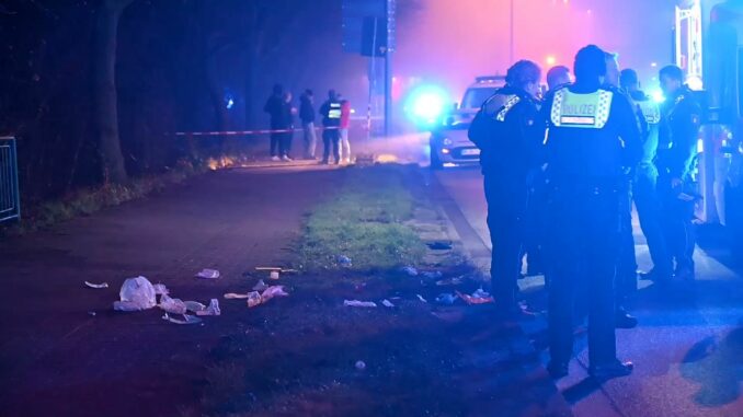 Einsatzkräfte der Polizei arbeiten am Tatort.