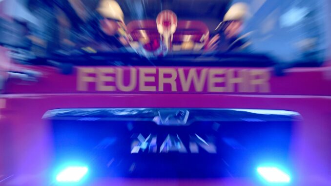 Ein Jugendlicher steckte im Schlamm fest und musste von der Feuerwehr befreit werden (Archivbild)