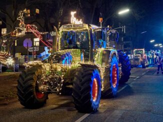 Auch in diesem Jahr bringen Landwirte mit ihrem weihnachtlich geschmückten Traktoren wieder Spenden zu den Kinderkrebsstationen des UKE und des UKSH (Archivbild).