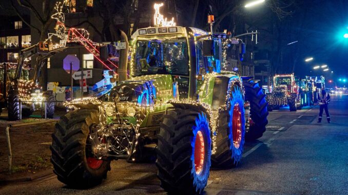 Auch in diesem Jahr bringen Landwirte mit ihrem weihnachtlich geschmückten Traktoren wieder Spenden zu den Kinderkrebsstationen des UKE und des UKSH (Archivbild).