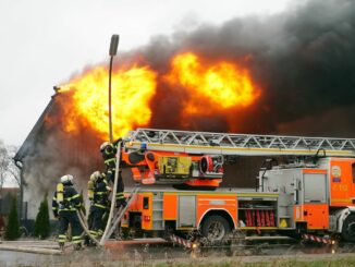 Bei einem Großbrand haben ein Haus und eine Scheune im Stadtteil Reitbrook Feuer gefangen. Die Feuerwehr war mit mehr als 100 Leuten im Einsatz. Verletzt wurde niemand.