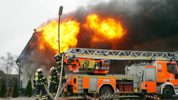 Bei einem Großbrand haben ein Haus und eine Scheune im Stadtteil Reitbrook Feuer gefangen. Die Feuerwehr war mit mehr als 100 Leuten im Einsatz. Verletzt wurde niemand.