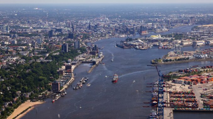 In Hamburg wohnen mehr Menschen. Fast 19.000 mehr als 2022. (Archivbild)