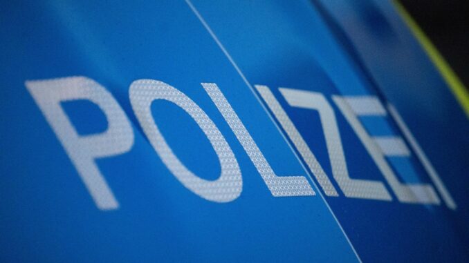 Bei einem Verkehrsunfall auf der Autobahn 7 nahe der deutsch-dänischen Grenze ist eine 80-Jährige tödlich verletzt worden.