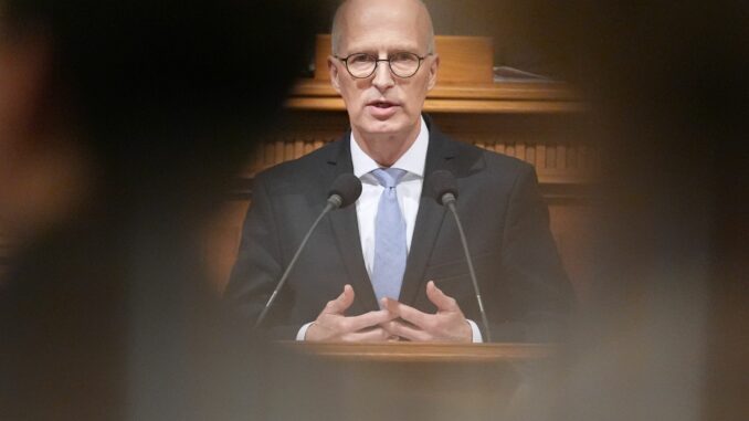 Hamburgs Bürgermeister Peter Tschentscher verteidigt den Doppelhaushalt des rot-grünen Senats gegen Kritik der Opposition. 