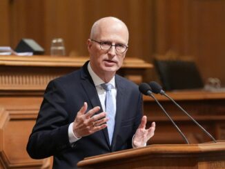 Bürgermeister Peter Tschentscher verteidigt den rot-grünen Haushaltsplan für die kommenden beiden Jahre gegen Kritik der Opposition.