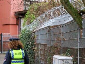 Eine Hamburger Kita in der Nähe des Hamburger Hauptbahnhofes hat seinen Zaun mit sogenanntem Nato-Draht verstärkt.