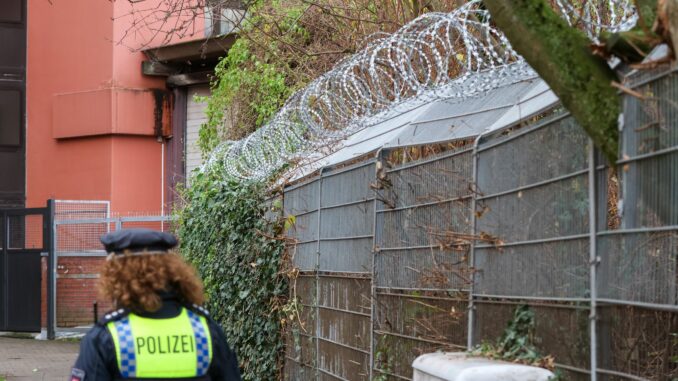 Eine Hamburger Kita in der Nähe des Hamburger Hauptbahnhofes hat seinen Zaun mit sogenanntem Nato-Draht verstärkt.