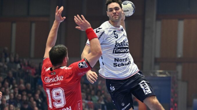 Niklas Kirkelökke und die SG Flensburg-Handewitt spielten bei den Rhein-Neckar Löwen.