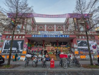 Das linksautonome Zentrum Rote Flora erinnert an die israelischen Geiseln in Gaza.