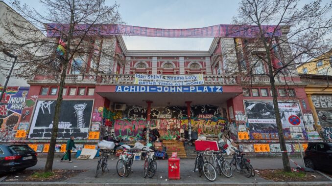 Das linksautonome Zentrum Rote Flora erinnert an die israelischen Geiseln in Gaza.