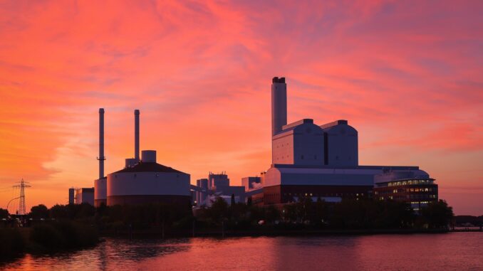 In Hamburg, hier ist das Kraftwerk Tiefstack zu sehen, ist 2023 weniger Strom als im Vorjahr produziert worden. 