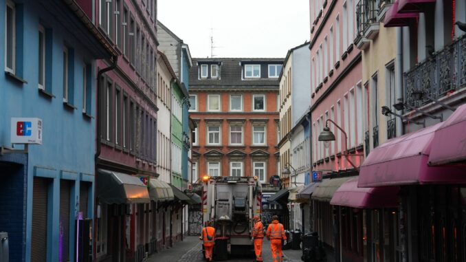 Die Kosten für die Müllabfuhr werden 2025 in Hamburg leicht steigen. (Archivbild)