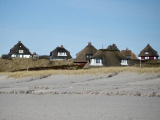 Häuser auf Sylt sind bei Käufern beliebt. (Archivbild)