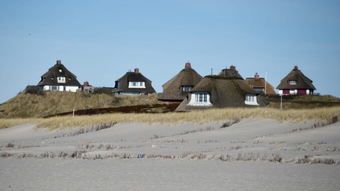 Häuser auf Sylt sind bei Käufern beliebt. (Archivbild)