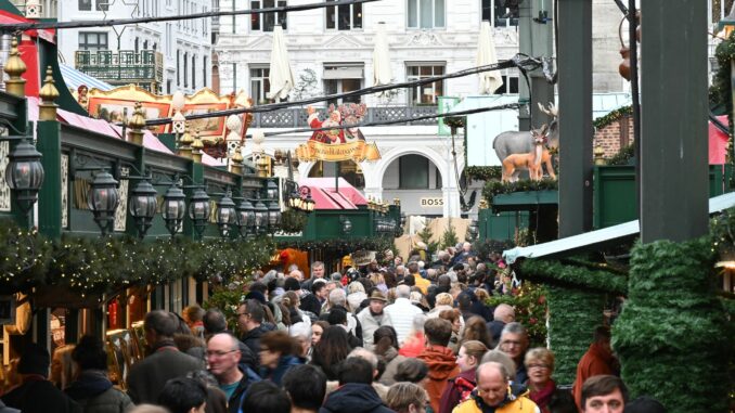 Nach der Todesfahrt auf dem Magdeburger Weihnachtsmarkt hat die Polizei ihre Präsenz in Hamburg noch einmal verstärkt (Archivbild)