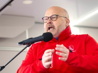 Der Bezirksleiter der IG Metall Küste Friedrich spricht vor dem VW-Werk in Emden.