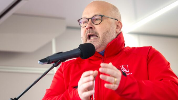 Der Bezirksleiter der IG Metall Küste Friedrich spricht vor dem VW-Werk in Emden. 