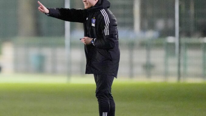 Trainer Marwin Bolz und die HSV-Frauen ziehen in das Volksparkstadion um.