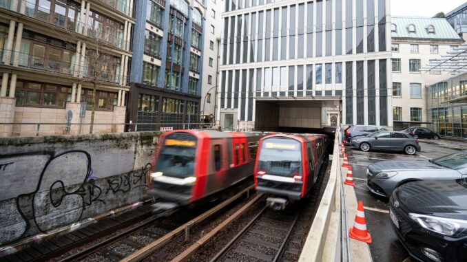 Bahnen der Linie drei fahren zwischen den Haltestellen Rathausmarkt und Rödingsmarkt. (Archivbild)