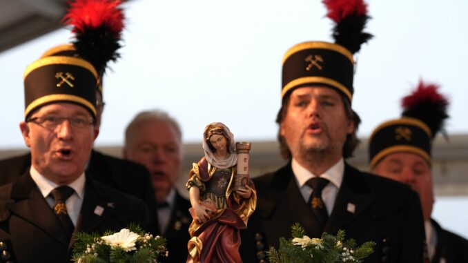 Nach alter Bergbautradition begleitete auch eine Statue der Heiligen Barbara, Schutzpatronin der Bergmänner, die Tunneltaufe auf dem Baufeld für die zukünftige Stromtrasse „Suedlink“. 