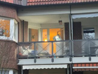 Die Spurensicherung arbeitet auf einem Balkon in einem Mehrfamlienhaus, nachdem dort eine Frau getötet worden ist. Ein 19-Jähriger hat mutmaßlich seine Mutter getötet.