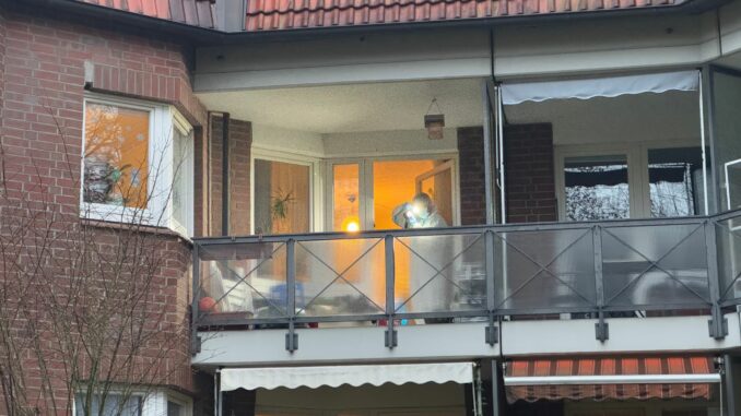 Die Spurensicherung arbeitet auf einem Balkon in einem Mehrfamlienhaus, nachdem dort eine Frau getötet worden ist. Ein 19-Jähriger hat mutmaßlich seine Mutter getötet.