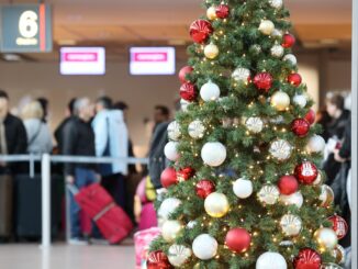 Am Flughafen stieg der Andrang.