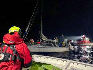 Freiwillige Seenotretter und Bundespolizisten retten gemeinsam die zweiköpfige Besatzung einer Segelyacht nordwestlich von Fehmarn.