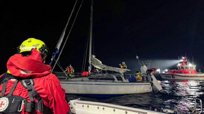 Freiwillige Seenotretter und Bundespolizisten retten gemeinsam die zweiköpfige Besatzung einer Segelyacht nordwestlich von Fehmarn. 