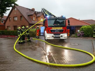 Einsatzkräfte sind mit Nachlöscharbeiten an einem Wohnhaus im Kreis Stormarn beschäftigt.