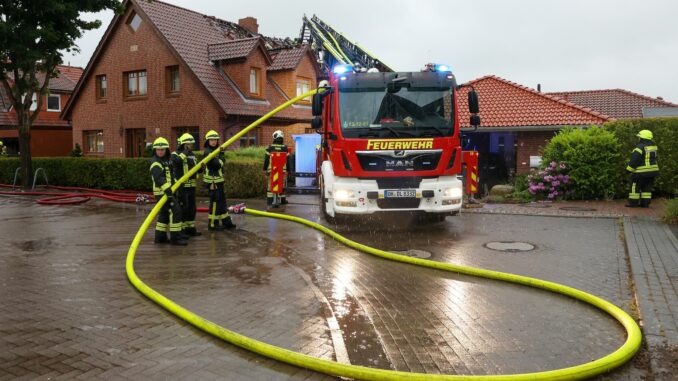 Einsatzkräfte sind mit Nachlöscharbeiten an einem Wohnhaus im Kreis Stormarn beschäftigt.