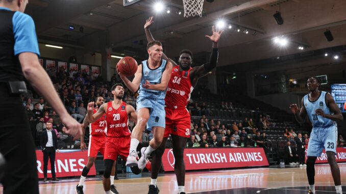 Hamburgs Brae Ivey und Derek Ogbeide von Hapoel Jerusalem kämpfen um den Ball.