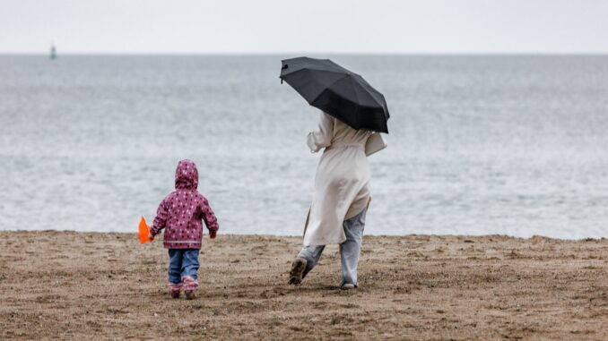 Windiges und unbeständiges Wetter erwartet der Wetterdienst für Hamburg und Schleswig-Holstein. (Symbolbild) 