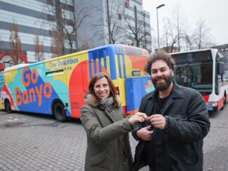 Die Hamburger Hochbahn AG hat einen zweiten Bus an die gemeinnützige Organisation GoBanyo gespendet, die sich mit ihrem Duschbus für Menschen auf der Straße stark macht.