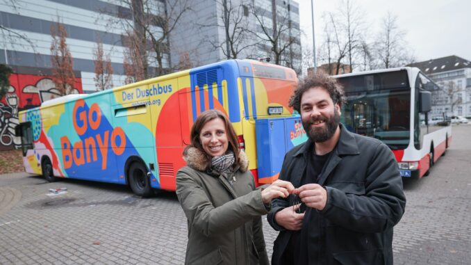 Die Hamburger Hochbahn AG hat einen zweiten Bus an die gemeinnützige Organisation GoBanyo gespendet, die sich mit ihrem Duschbus für Menschen auf der Straße stark macht.