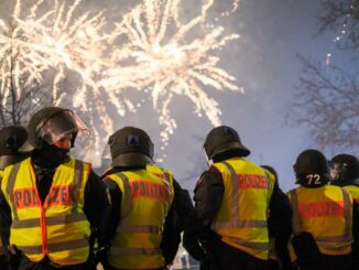 In den vergangenen Silvesternächten waren Polizistinnen und Polizisten mehrfach mit Feuerwerkskörpern angegriffen worden. (Symbolbild)