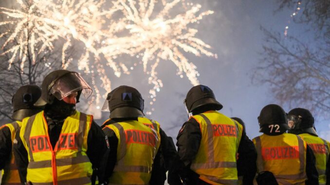 In den vergangenen Silvesternächten waren Polizistinnen und Polizisten mehrfach mit Feuerwerkskörpern angegriffen worden. (Symbolbild)