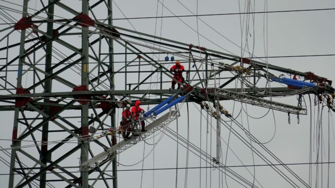 Durch eine Neuregelung der Netzentgelte wird Strom in Schleswig-Holstein künftig billiger, sagt die Verbraucherzentrale. (Archivbild)