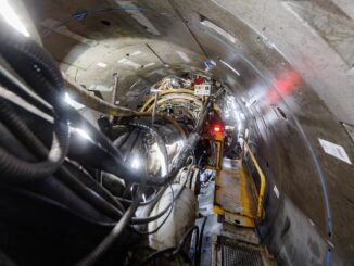 13 Monate nach dem Beginn der Tunnelbohrung hat die Maschine das Nordufer der Elbe erreicht.