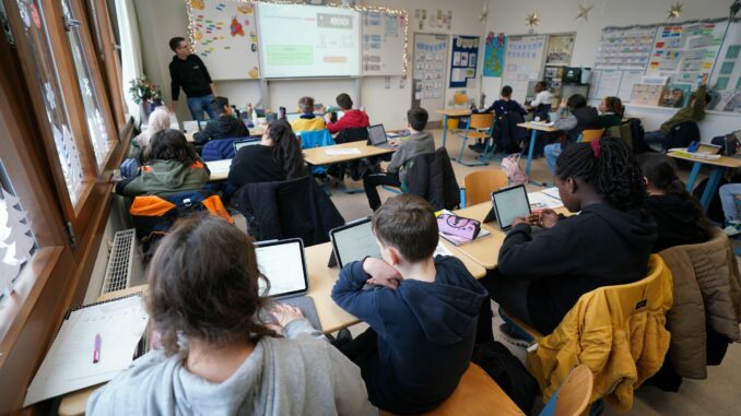 Hamburg hat an seinen Schulen inzwischen 95 Prozent der Unterrichtsräume mit digitalen Präsentationssystemen ausgestattet. (Archivbild)