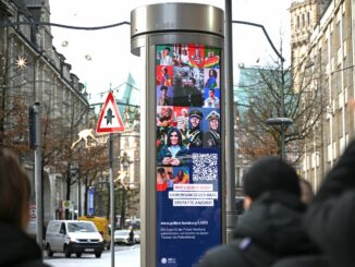 Mit Fotos von queeren Menschen und dem Schriftzug «Gemeinsam gegen Hass! Erstatte Anzeige!» rufen die Motive zur Meldung von queerfeindlichen Straftaten auf.