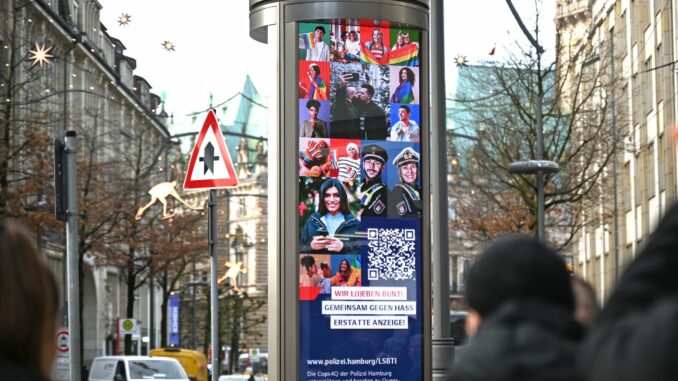 Mit Fotos von queeren Menschen und dem Schriftzug «Gemeinsam gegen Hass! Erstatte Anzeige!» rufen die Motive zur Meldung von queerfeindlichen Straftaten auf.