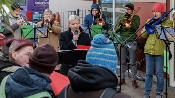 Bischöfin Kirsten Fehrs hat an Heiligabend eine Obdachlosenhilfe in Hamburg besucht.