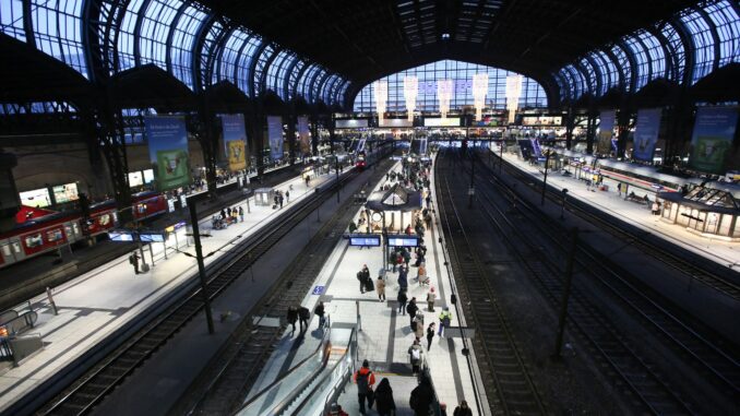 Am Hamburger Hauptbahnhof haben Sicherheitsmitarbeiter einen Leblosen entdeckt. 